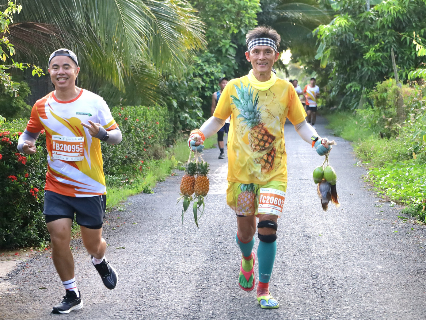 Một vận động viên trên đường chạy được nhận quà, những đặc sản của Hậu Giang.