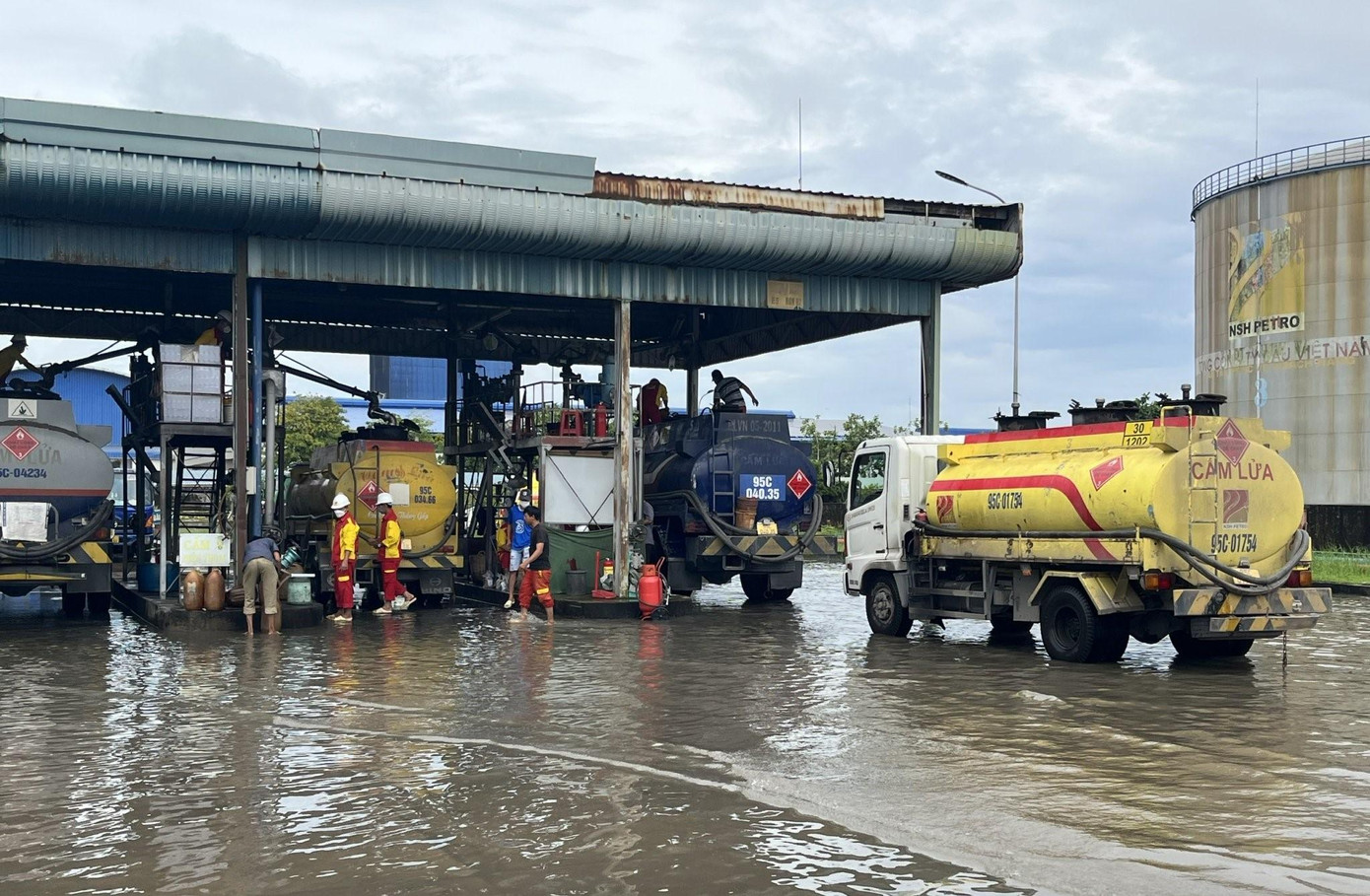 Xe bồn nhận hàng tại Tổng kho Trà Nóc của NSH Petro. Xe bồn nhận hàng tại Tổng kho Trà Nóc của NSH Petro.