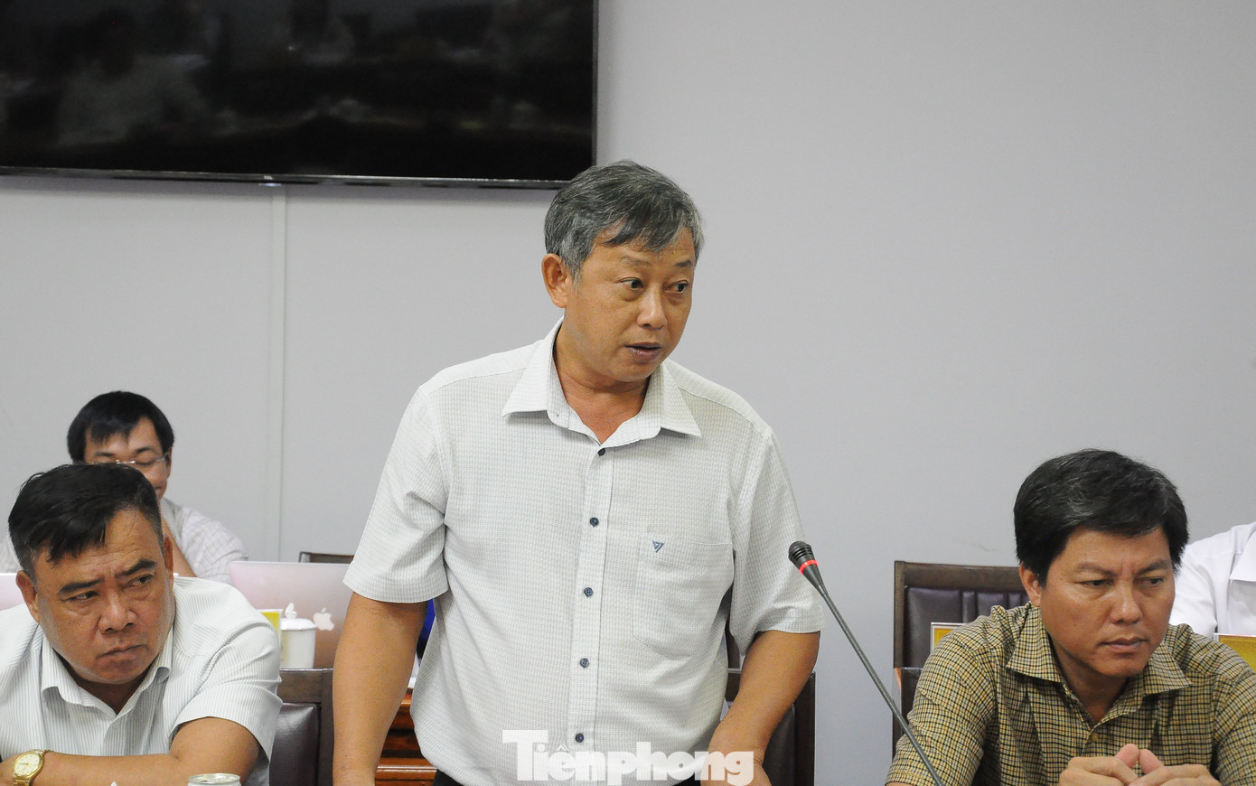 Phó Giám đốc Sở Y tế Vĩnh Long Nguyễn Văn Bé Hai thông tin tại họp báo. Ảnh: Cảnh Kỳ.