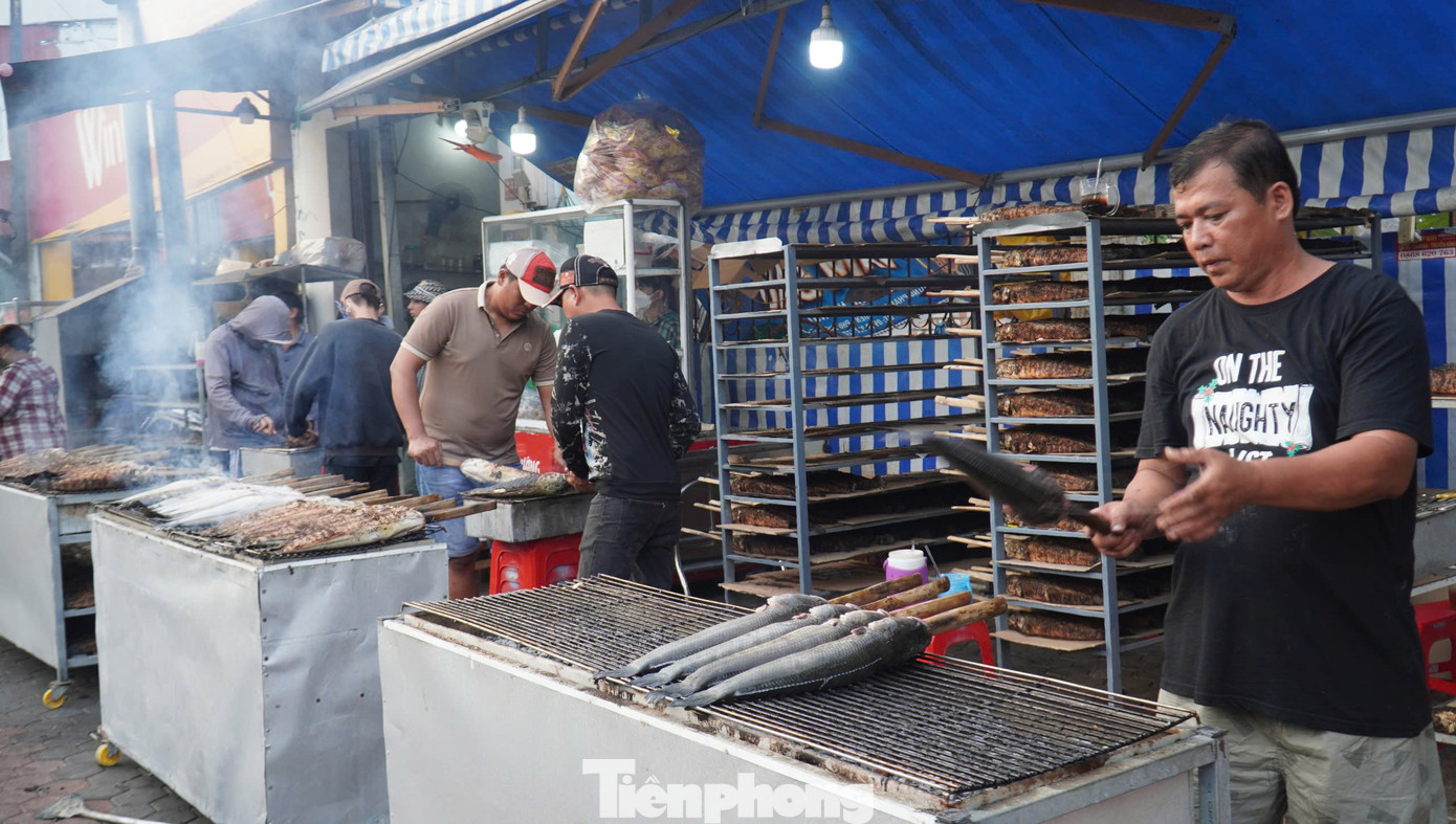 Còn tại Cà Mau, chủ cơ sở cá lóc nướng tại TP Cà Mau cho biết đã thuê 20 nhân công với giá một triệu đồng/người để hỗ phụ các công việc nướng và bán cá ngày vía Thần Tài