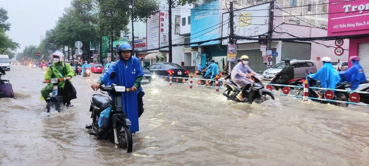 Theo dự báo của các chuyên gia, khoảng ngày 10- 15/10, Cần Thơ và các đô thị từ Quốc lộ 1A ra biển có thể sẽ ngập nặng nhất trong năm do thủy triều kết hợp nước sông từ thượng nguồn đổ về… Theo dự báo của các chuyên gia, khoảng ngày 10- 15/10, Cần Thơ và các đô thị từ Quốc lộ 1A ra biển có thể sẽ ngập nặng nhất trong năm do thủy triều kết hợp nước sông từ thượng nguồn đổ về…