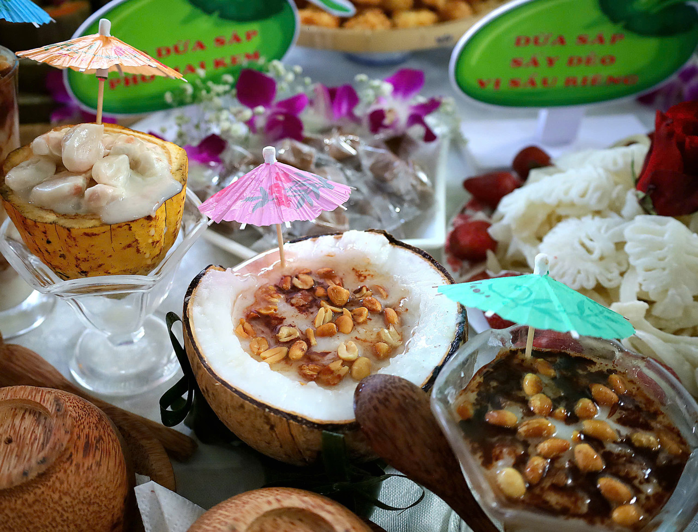 Nhiều món ăn từ dừa sáp được trình bày bắt mắt, hấp dẫn. Nhiều món ăn từ dừa sáp được trình bày bắt mắt, hấp dẫn.