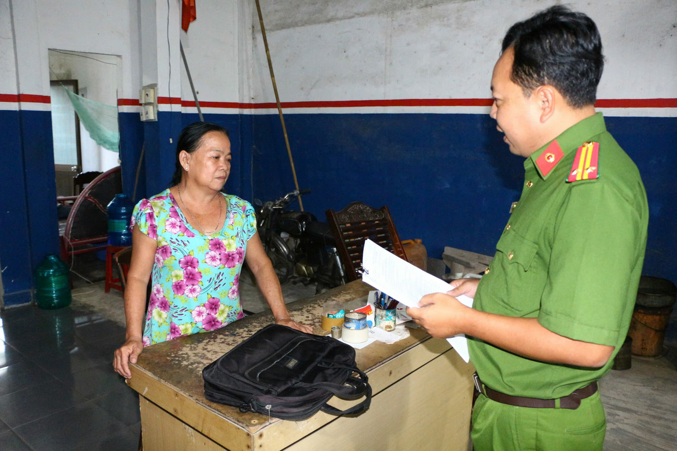 Công an thi hành quyết định đối với Huỳnh Cẩm Phượng. Công an thi hành quyết định đối với Huỳnh Cẩm Phượng.