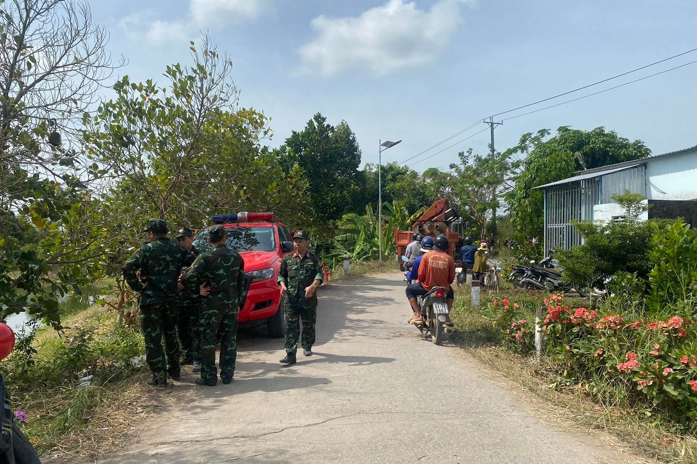 Lực lượng công binh Quân khu 9 có mặt tại hiện trường.