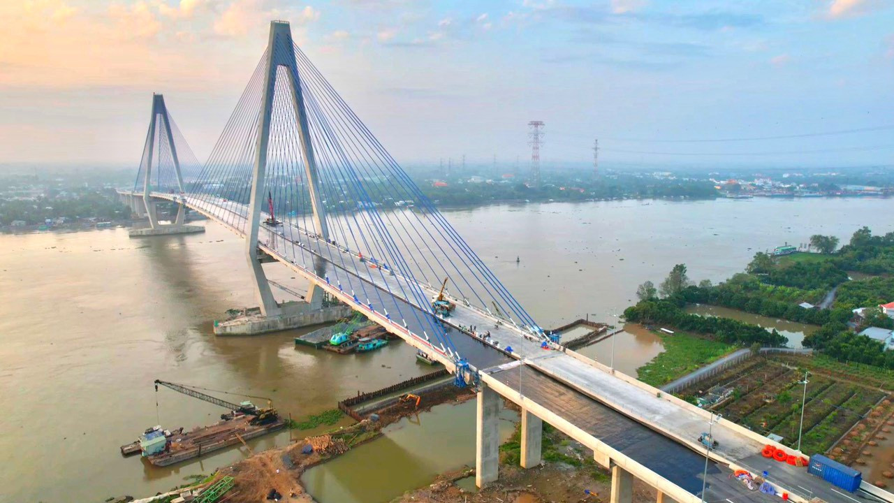 Riêng phần cầu chính (cầu Mỹ Thuận 2) có chiều dài hơn 1,9 km, đầu tư hoàn chỉnh với 6 làn xe, vận tốc thiết kế 80 km/h, bề rộng mặt cầu phần xe chạy 25 m. Nhịp chính cầu có kết cấu dây văng dài 650 m, nhịp dẫn kết cấu dầm Super T và dầm hộp đúc hẫng cân bằng dài 1.276 m, khổ thông thuyền 37,5 m; hoàn toàn do các đơn vị trong nước thực hiện thiết kế, giám sát và thi công.