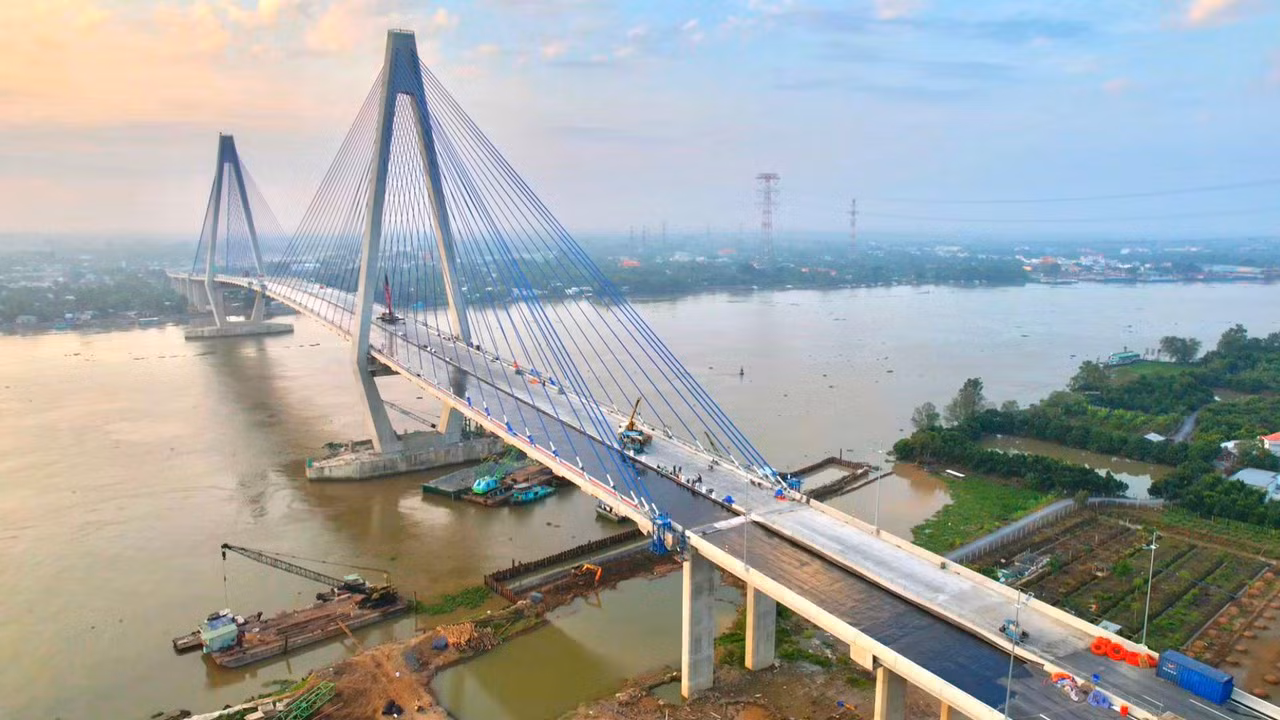 Riêng phần cầu chính (cầu Mỹ Thuận 2) có chiều dài hơn 1,9 km, đầu tư hoàn chỉnh với 6 làn xe, vận tốc thiết kế 80 km/h, bề rộng mặt cầu phần xe chạy 25 m. Nhịp chính cầu có kết cấu dây văng dài 650 m, nhịp dẫn kết cấu dầm Super T và dầm hộp đúc hẫng cân bằng dài 1.276 m, khổ thông thuyền 37,5 m; hoàn toàn do các đơn vị trong nước thực hiện thiết kế, giám sát và thi công.