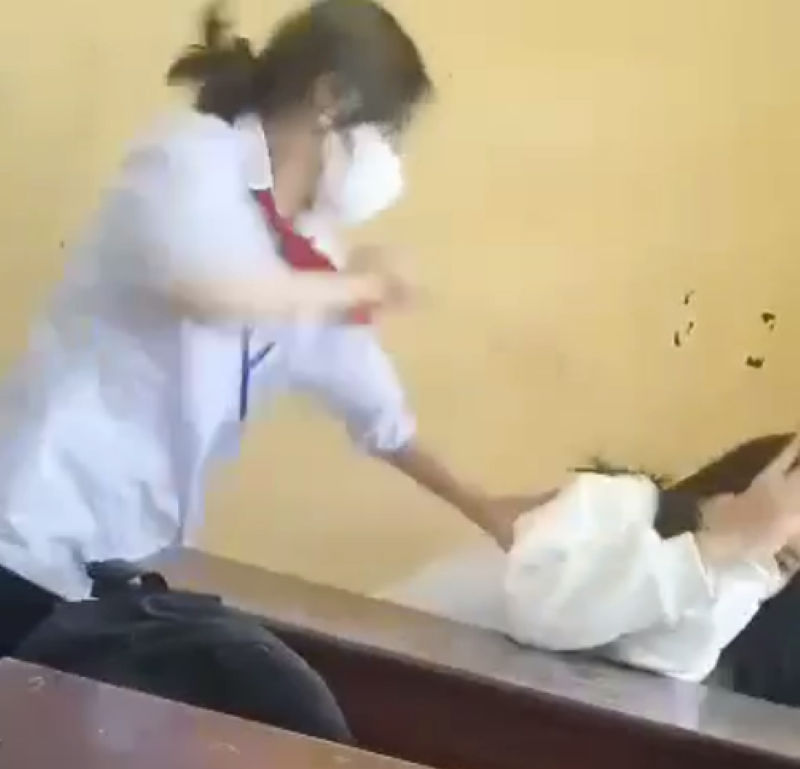 Cảnh nữ sinh lớp 6 đánh bạn. Ảnh cắt từ clip