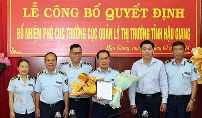 Ông Đỗ Thanh Bình nhận quyết định giữ chức Phó Cục trưởng Cục Quản lý thị trường tỉnh Hậu Giang.