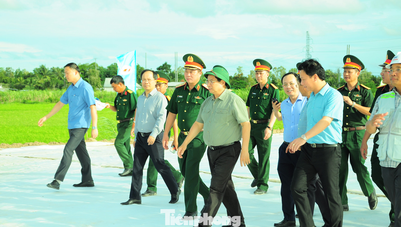 Thủ tướng Phạm Minh Chính cùng đoàn công tác tại công trường. (Ảnh: Cảnh Kỳ)