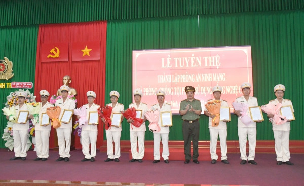 Đại tá Nguyễn Thanh Hải - Giám đốc Công an tỉnh Trà Vinhtrao các quyết định về công tác cán bộ tại buổi lễ. Ảnh: Đạt Nhân Đại tá Nguyễn Thanh Hải - Giám đốc Công an tỉnh Trà Vinhtrao các quyết định về công tác cán bộ tại buổi lễ. Ảnh: Đạt Nhân