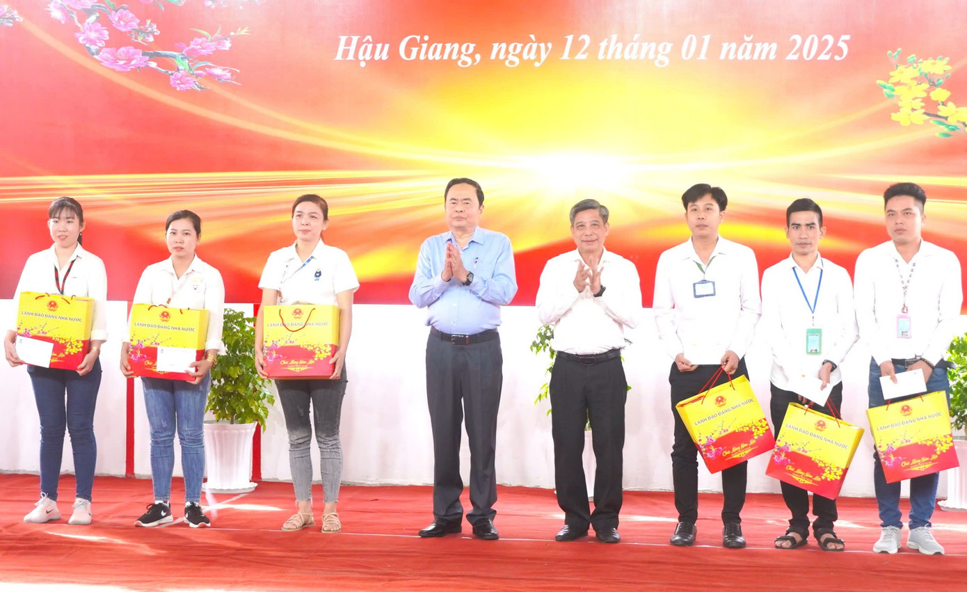 Chủ tịch Quốc hội Trần Thành Mẫn cùng Bí thư Tỉnh ủy, Chủ tịch UBND tỉnh Hậu Giang Đồng Văn Thanh tặng quà cho công nhân.