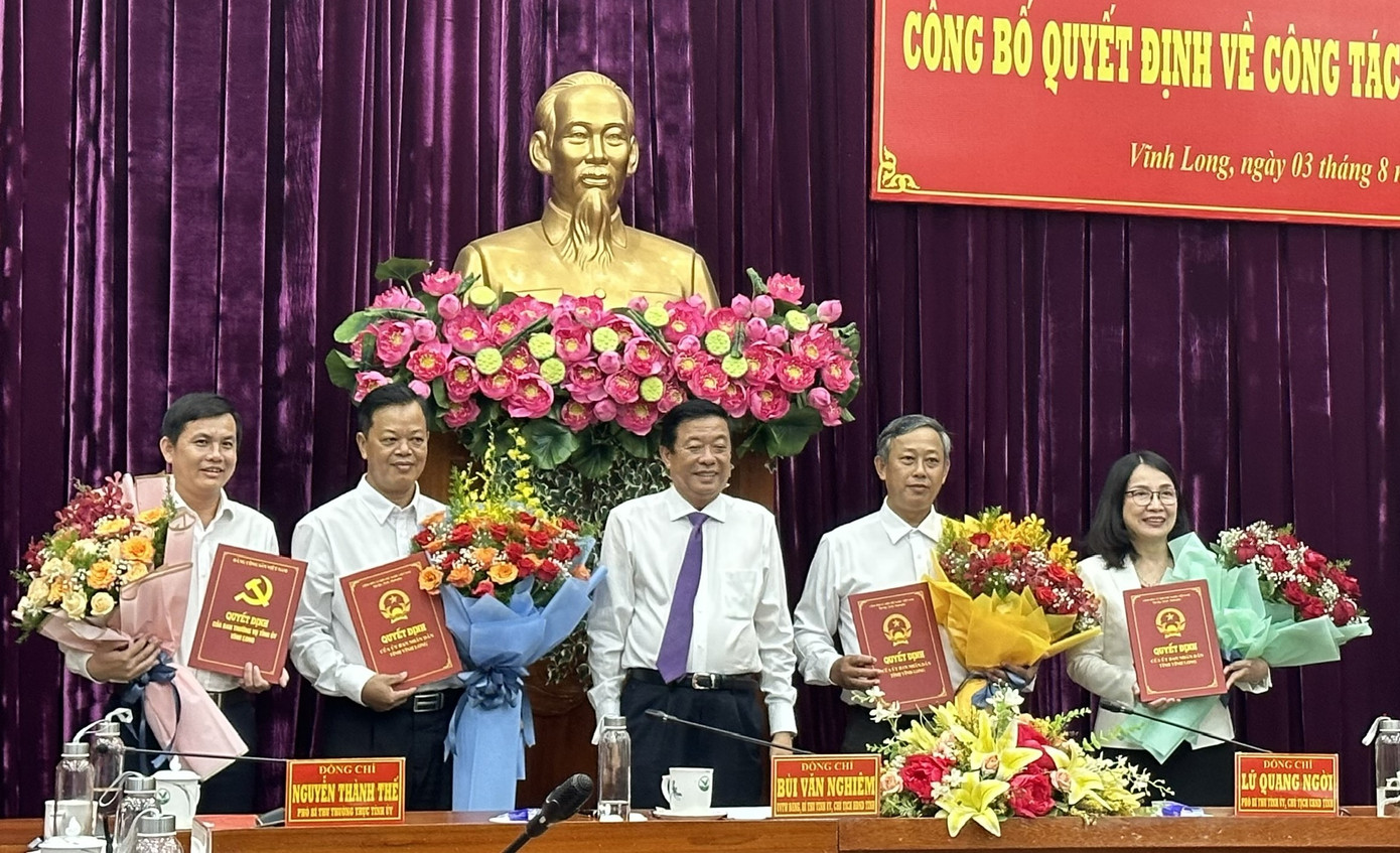 Bí thư Tỉnh ủy Vĩnh Long Bùi Văn Nghiêm trao các quyết định.
