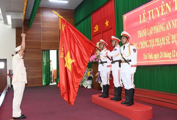 Thượng tá Nguyễn Ngọc Huấn - Trưởng Phòng An ninh mạng và phòng, chống tội phạm sử dụng công nghệ cao, Công an tỉnh Trà Vinh thực hiện nghi thức tuyên thệ. Ảnh: Đạt Nhân Thượng tá Nguyễn Ngọc Huấn - Trưởng Phòng An ninh mạng và phòng, chống tội phạm sử dụng công nghệ cao, Công an tỉnh Trà Vinh thực hiện nghi thức tuyên thệ. Ảnh: Đạt Nhân