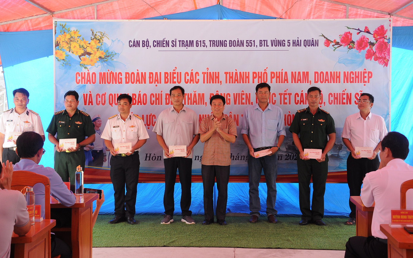 Đại biểu tặng quà các đơn vị trên đảo Hòn Chuối. Đại biểu tặng quà các đơn vị trên đảo Hòn Chuối.