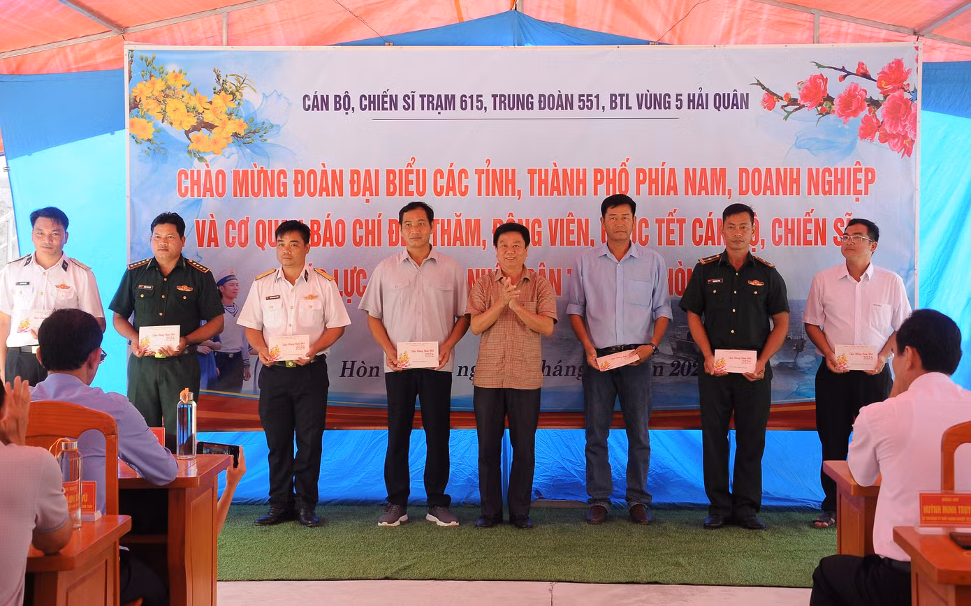 Đại biểu tặng quà các đơn vị trên đảo Hòn Chuối.