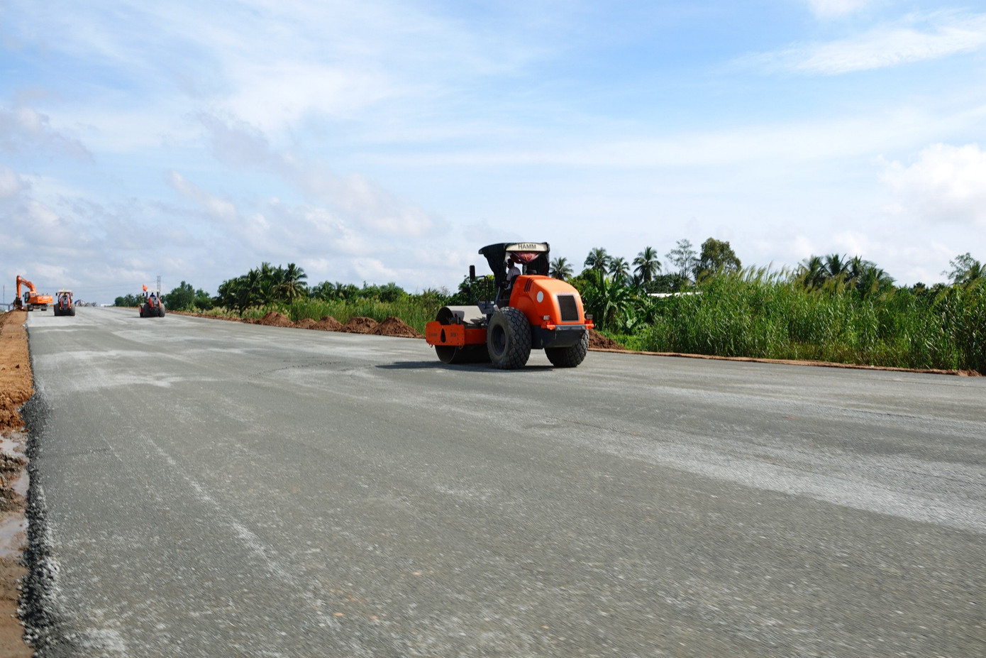 Cao tốc Mỹ Thuận - Cần Thơ được xây dựng với quy mô tuyến chính đạt tiêu chuẩn đường cao tốc vận tốc thiết kế 100km/h để phù hợp với giai đoạn xây dựng hoàn chỉnh đường cao tốc 6 làn xe, bề rộng nền đường 32,25m. Trước mắt, giai đoạn 1 phân kỳ đầu tư với quy mô 4 làn xe, bề rộng nền đường 17m, vận tốc thiết 80 km/h.