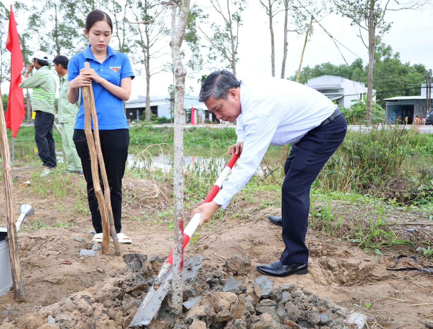 Chủ tịch UBND tỉnh Hậu Giang Đồng Văn Thanh tham gia trồng cây.