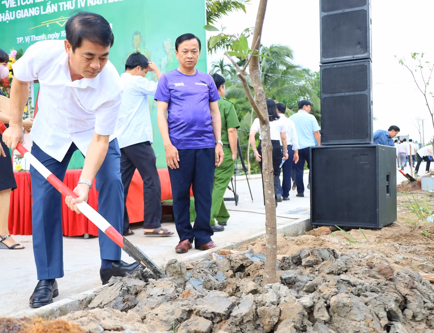 Bí thư Tỉnh ủy Hậu Giang Nghiêm Xuân Thành tham gia trồng cây.