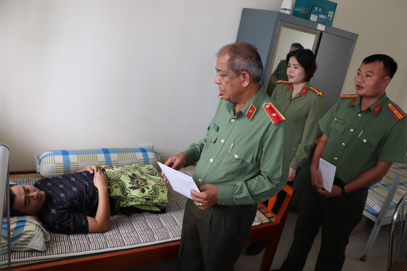 Thiếu tướng Kiên Rịnh – Phó Giám đốc Công an tỉnh Trà Vinh và Đại diện Đoàn Thanh niên, Công an tỉnh Trà Vinh trao tặng quà cho đại úy Trần Hoàng Ngôi. Thiếu tướng Kiên Rịnh – Phó Giám đốc Công an tỉnh Trà Vinh và Đại diện Đoàn Thanh niên, Công an tỉnh Trà Vinh trao tặng quà cho đại úy Trần Hoàng Ngôi.