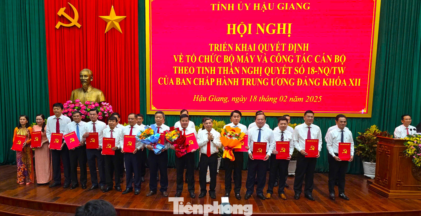 Ông Đồng Văn Thanh - Bí thư Tỉnh ủy, Chủ tịch HĐND tỉnh Hậu Giang trao quyết định cho BCH Đảng bộ UBND tỉnh. Ảnh: CK Ông Đồng Văn Thanh - Bí thư Tỉnh ủy, Chủ tịch HĐND tỉnh Hậu Giang trao quyết định cho BCH Đảng bộ UBND tỉnh. Ảnh: CK