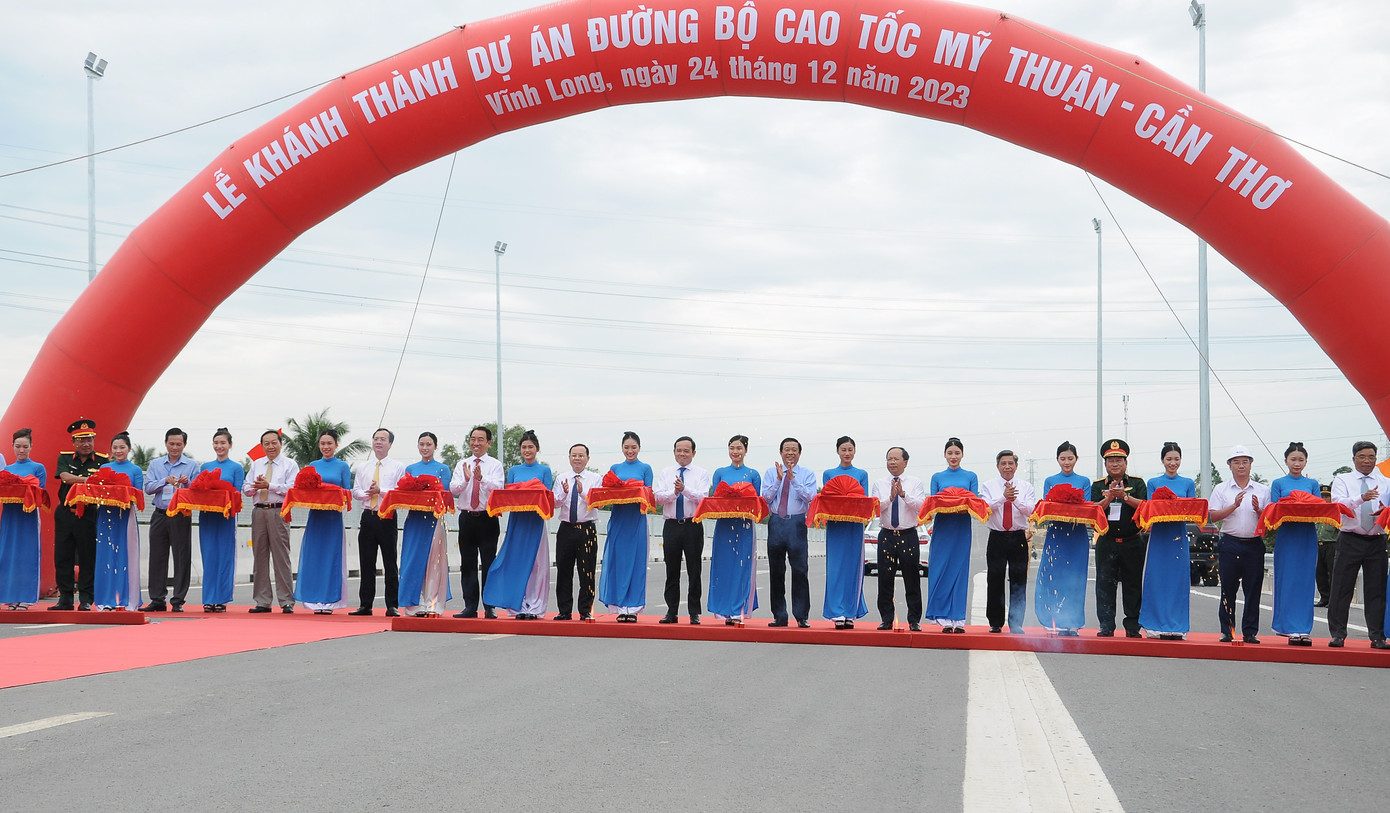 Phó Thủ tướng Trần Lưu Quang cùng đại biểu cắt băng khánh thành cao tốc Mỹ Thuận - Cần Thơ. Phó Thủ tướng Trần Lưu Quang cùng đại biểu cắt băng khánh thành cao tốc Mỹ Thuận - Cần Thơ.