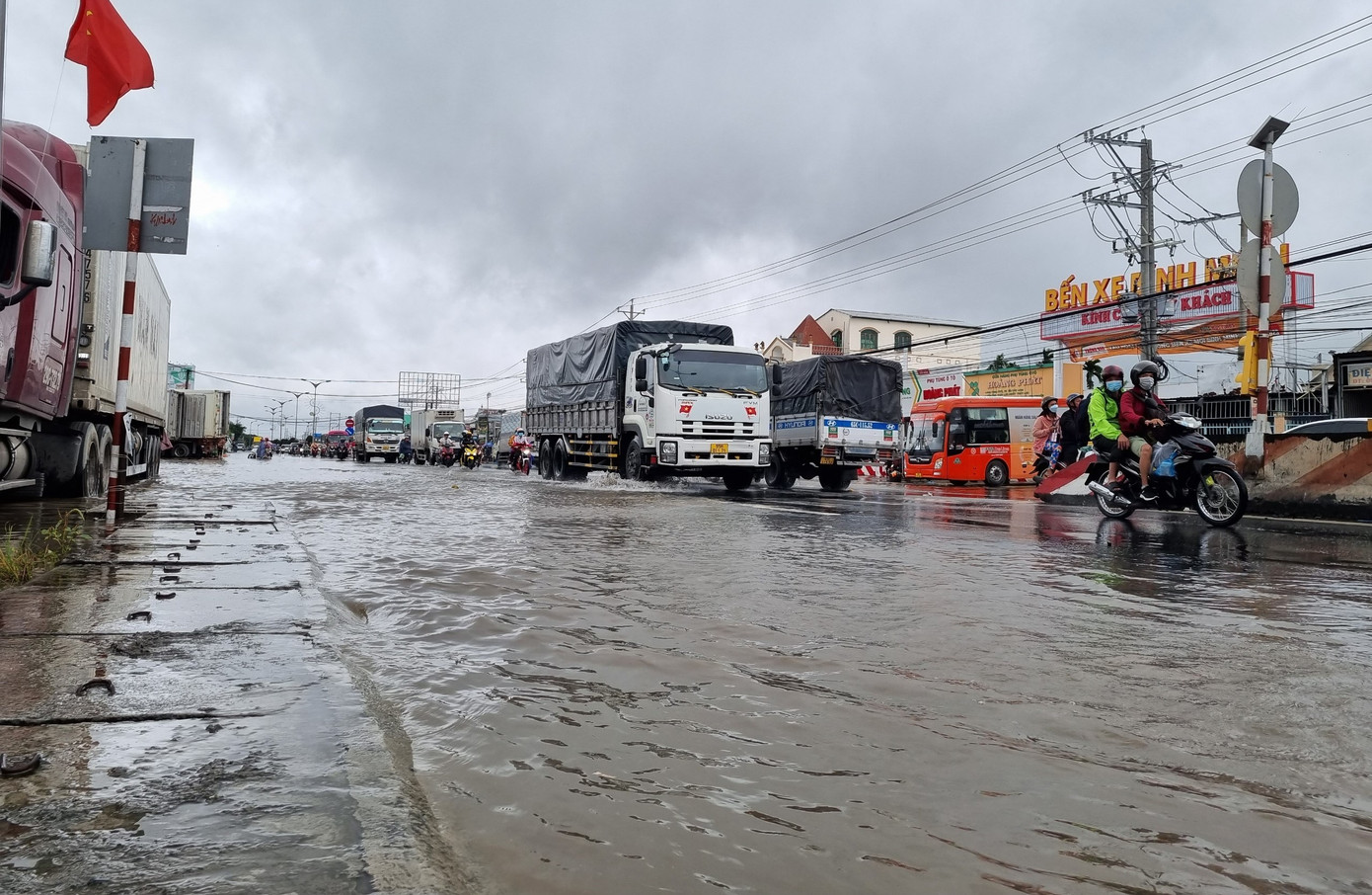 Nước ngập đoạn dài khoảng 500 mét trên Quốc lộ 1 đoạn qua xã Thuận An, thị xã Bình Minh, tỉnh Vĩnh Long.