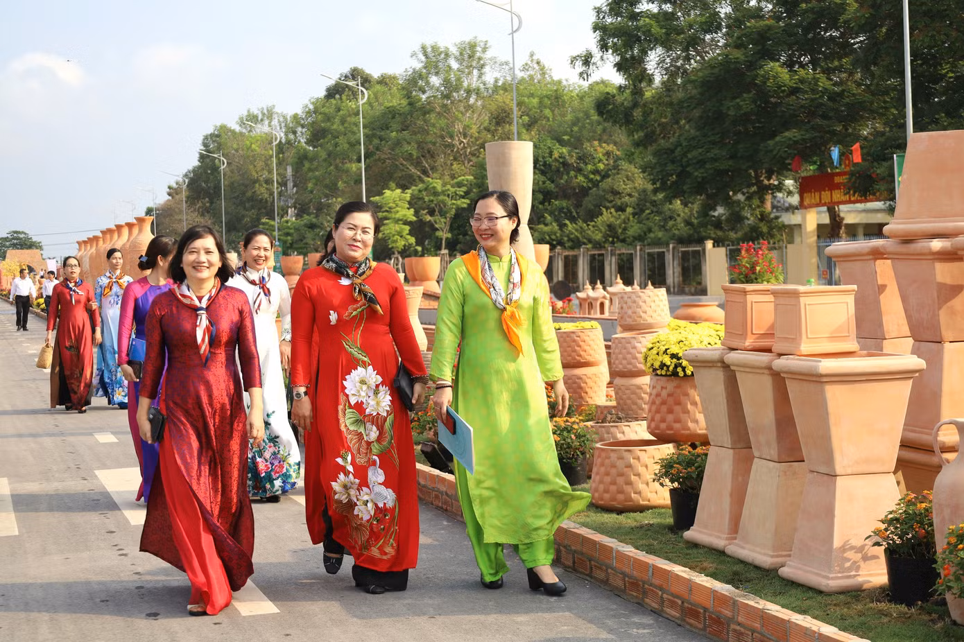 Mỗi phân đoạn của đường gốm và hoa được bố trí, sắp đặt mang những thông điệp riêng, thể hiện trí tuệ, bản sắc văn hóa của người Việt nói chung và người Vĩnh Long nói riêng.