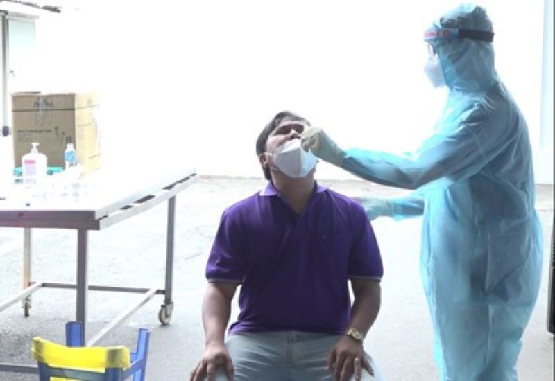 Lấy mẫu xét nghiệm COVID-19. Lấy mẫu xét nghiệm COVID-19.