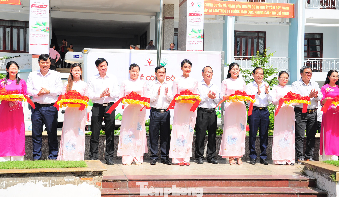 Nghi thức cắt băng xuất khẩu lô hàng. Ảnh: CK.