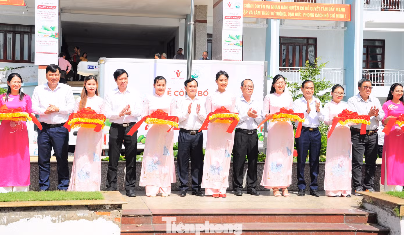 Nghi thức cắt băng xuất khẩu lô hàng. Ảnh: CK.