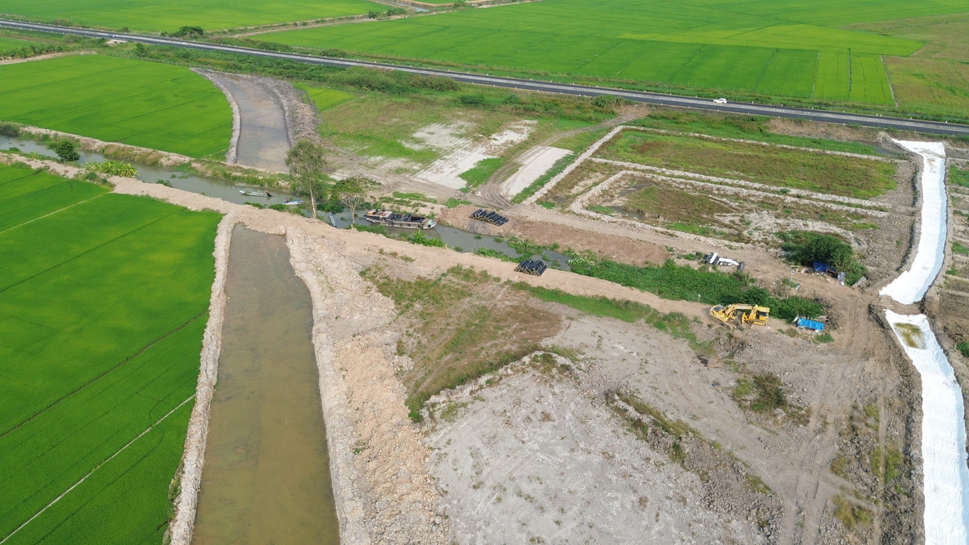 Dự án cao tốc Châu Đốc – Cần Thơ – Sóc Trăng dài hơn 188km, tổng mức đầu tư hơn 44.690 tỷ đồng. Trong đó, đoạn qua Cần Thơ (dự án thành phần 2) dài hơn 37km, vốn đầu tư 9.725 tỷ đồng. Để tìm nguồn cát còn thiếu cho dự án, lãnh đạo TP Cần Thơ đã làm việc với lãnh đạo tỉnh Sóc Trăng. Đại diện UBND tỉnh Sóc Trăng cho biết, trên địa bàn tỉnh có 7 mỏ cát sông làm vật liệu xây dựng thông thường với tổng trữ lượng 16,5 triệu m3, trong đó 8 triệu m3 sử dụng cho cao tốc Châu Đốc – Cần Thơ – Sóc Trăng qua địa bàn tỉnh và 500.000m3 phục vụ dự án cầu Đại Ngãi.