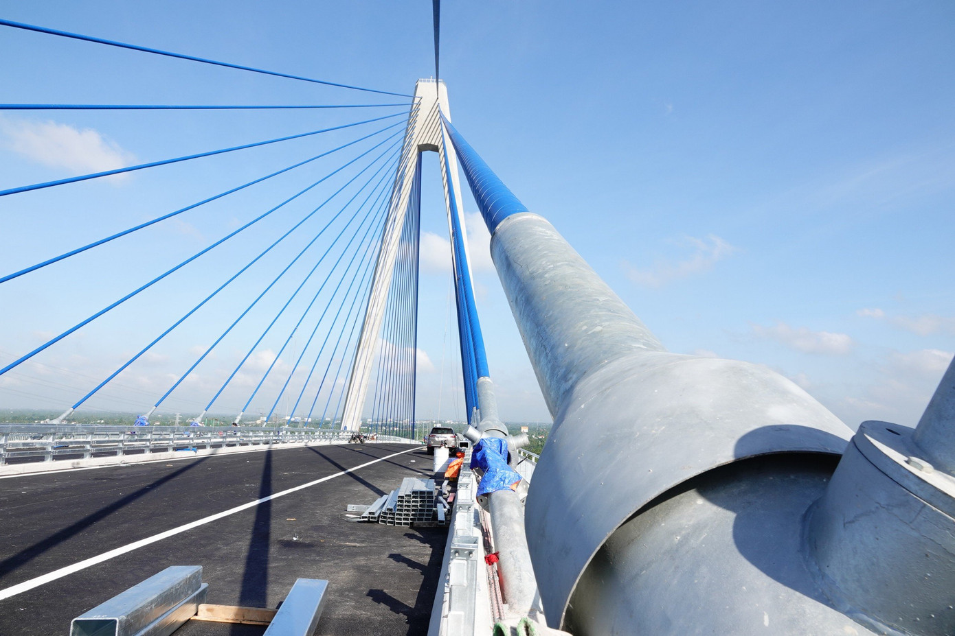 Trong quá trình thi công, công trình đã được Thủ tướng Chính phủ nhiều lần đến thăm, động viên cán bộ công nhân thi công dự án. Tại lễ hợp long cầu hôm 14/10, Thủ tướng Phạm Minh Chính biểu dương nỗ lực của các nhà thầu, đơn vị thi công đã vượt qua khó khăn để hoàn thành công trình trước thời hạn.