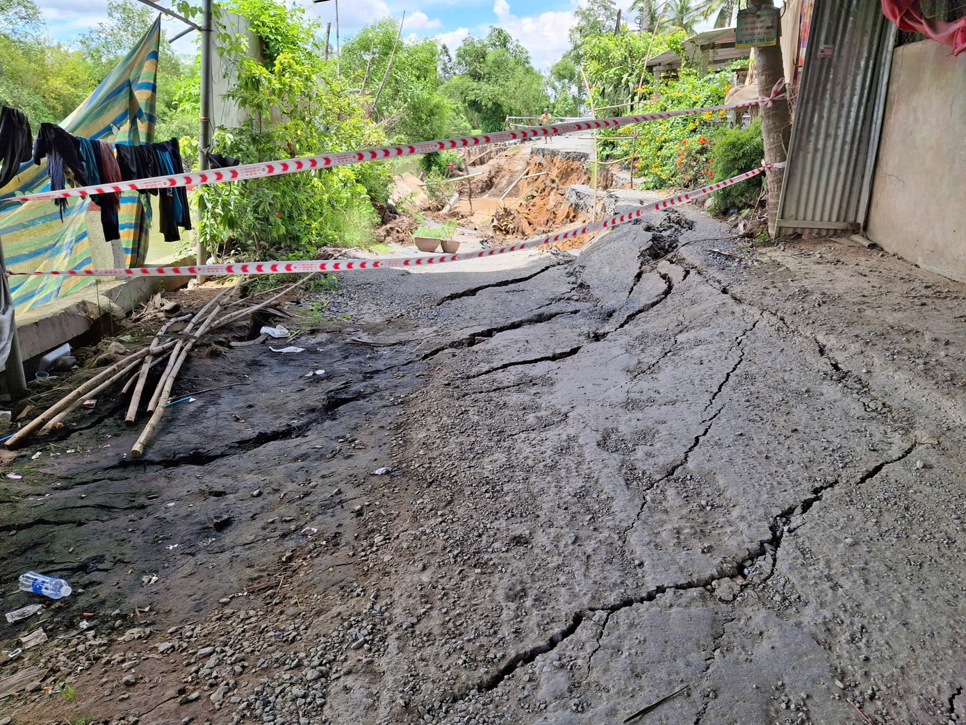 Ngay sau khi xảy ra sạt lở, thực hiện phương châm “4 tại chỗ”, Ban Chỉ huy phường Long Hưng đã giăng dây, đặt biển báo cảnh báo người dân. Trung tâm Nước sạch và Môi trường nông thôn Cần Thơ đã bố trí khoảng 8 nhân công thực hiện nối tạm đường ống kịp thời cấp nước cho người dân.