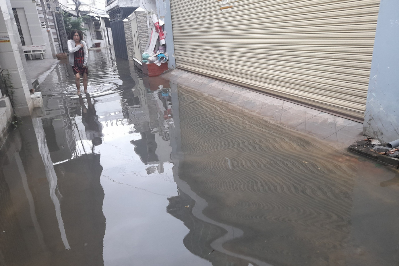 Nước tràn cả những con hẻm.