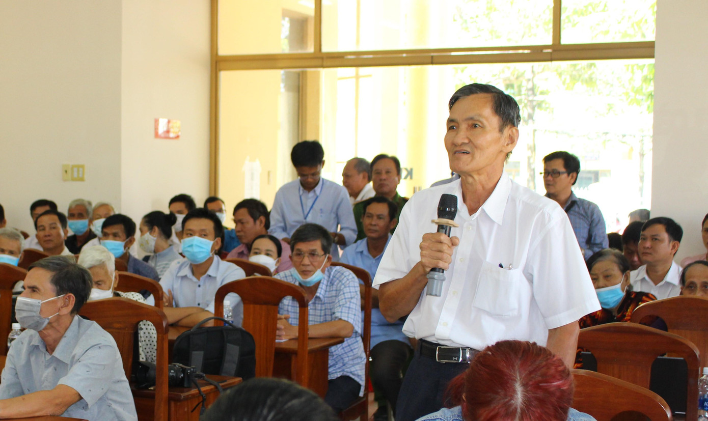 Cử tri nêu ý kiến tại hội nghị. Cử tri nêu ý kiến tại hội nghị.