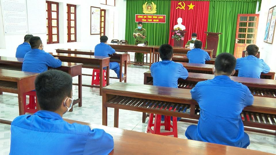 Tuyên truyền bầu cử cho người đang bị tạm giữ, tạm giam. Ảnh: Công an tỉnh Vĩnh Long.