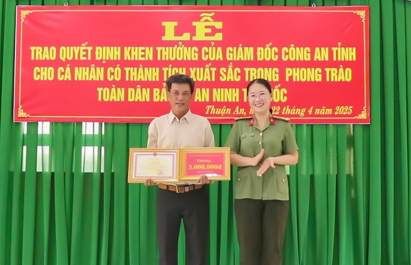 Thượng tá Nguyễn Thị Hải Yến - Phó Giám đốc Công an tỉnh Vĩnh Long trao giấy khen cho ông Trần Văn Nhất.