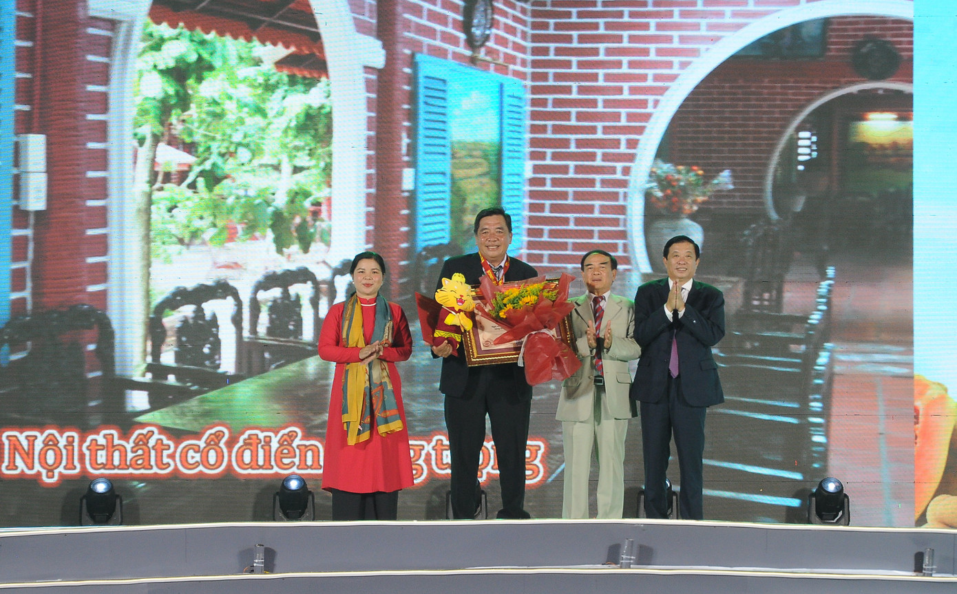 Đại diện Tổ chức Kỷ lục Việt Nam trao quyết định xác lập kỷ lục cho ông Nguyễn Văn Buôi. Đại diện Tổ chức Kỷ lục Việt Nam trao quyết định xác lập kỷ lục cho ông Nguyễn Văn Buôi.