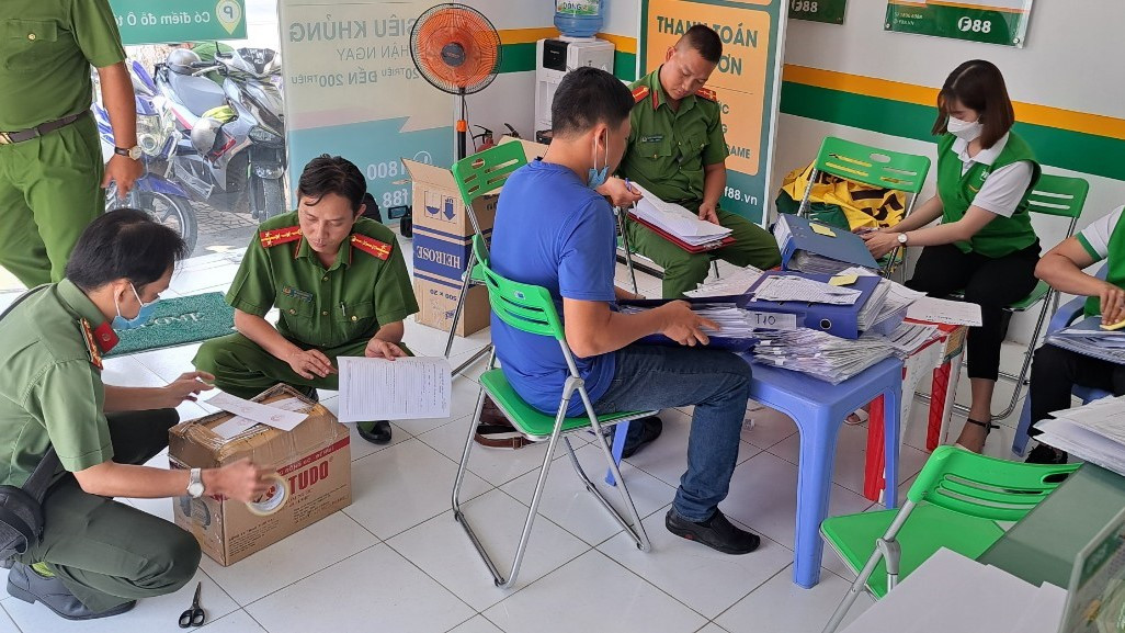 Công an kiểm tra các điểm kinh doanh của Công ty F88 tại Hậu Giang.