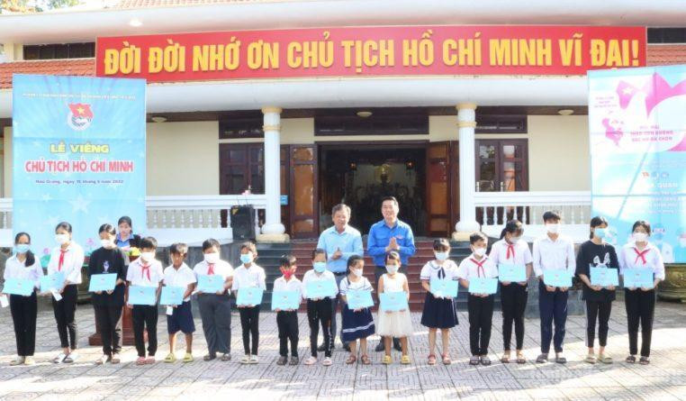 Tặng học bổng cho học sinh vượt khó học giỏi.