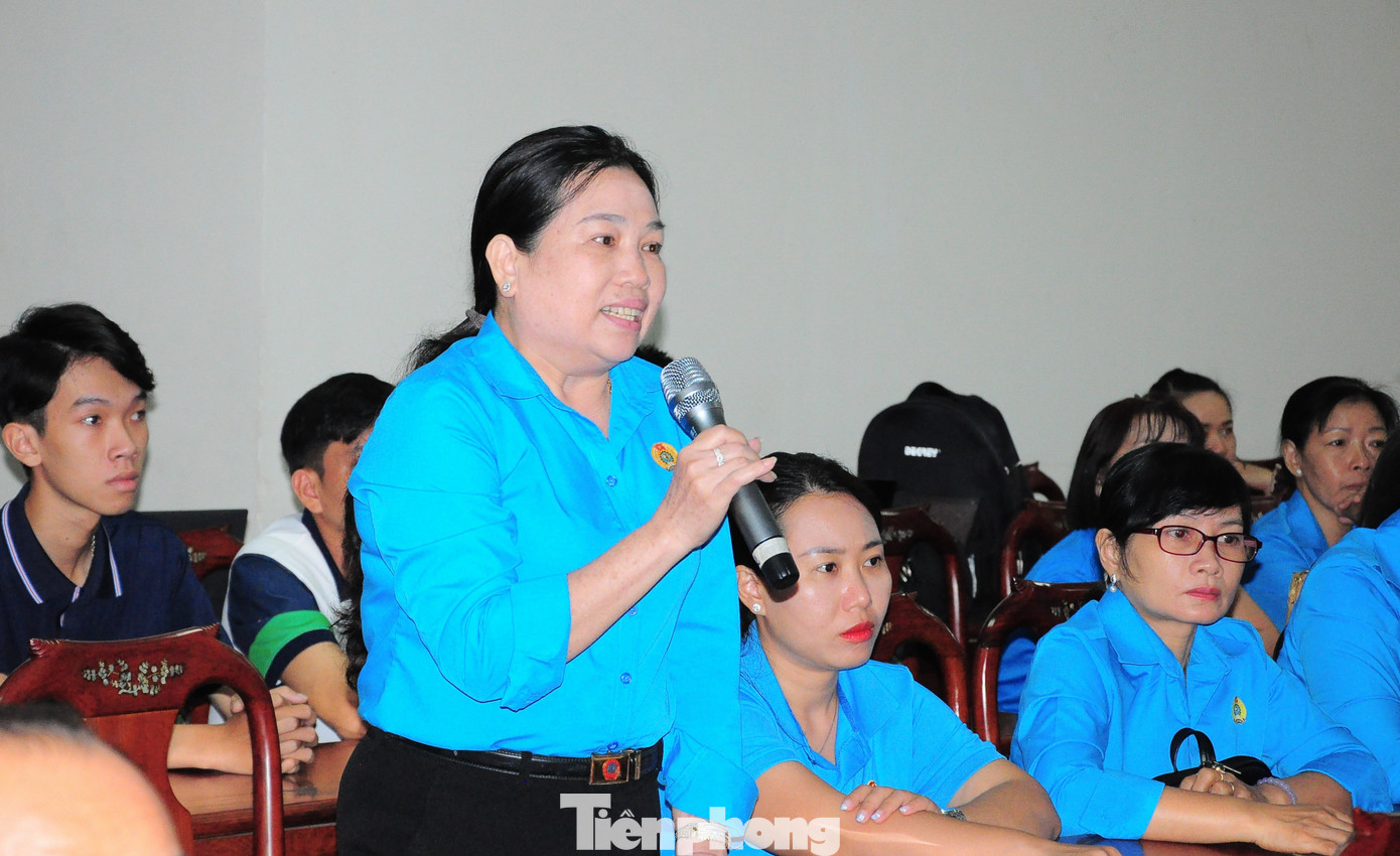 Bà Nguyễn Thị Ngọc Dung - Phó Chủ tịch Liên đoàn LĐ quận Cái Răng - nêu ý kiến. Ảnh: CK.