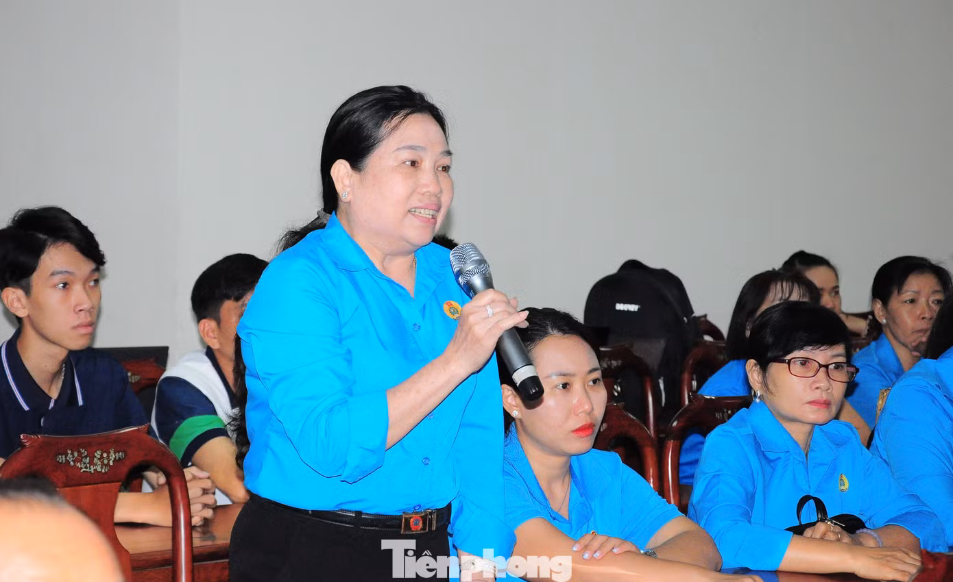 Bà Nguyễn Thị Ngọc Dung - Phó Chủ tịch Liên đoàn LĐ quận Cái Răng - nêu ý kiến. Ảnh: CK.