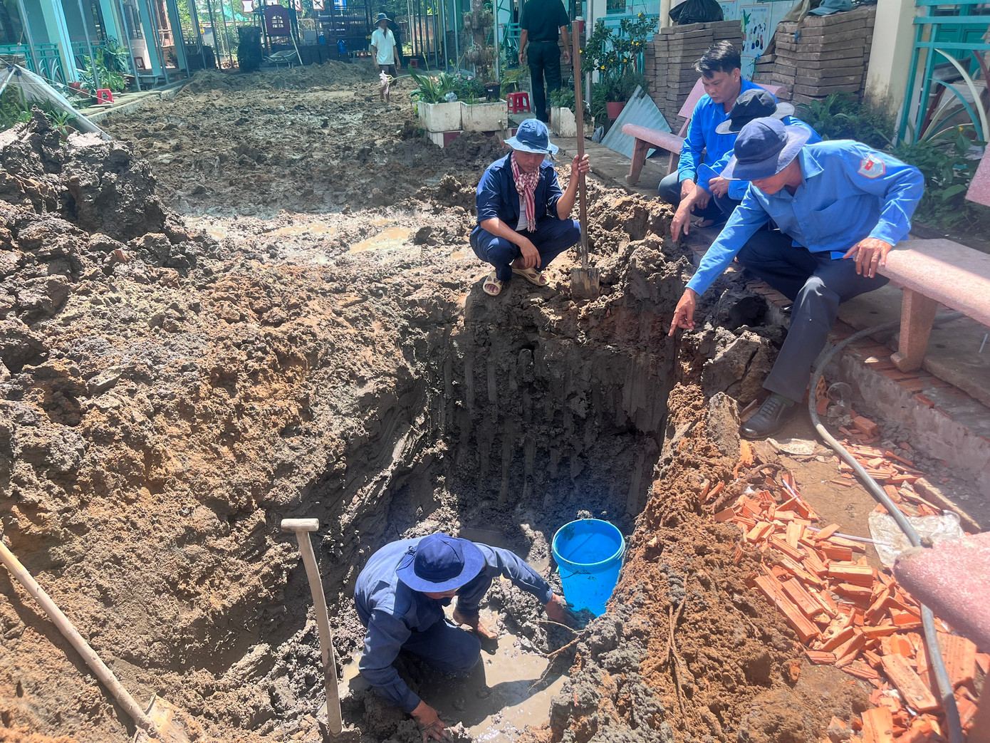 Lực lượng chức năng tiến hành tìm kiếm.