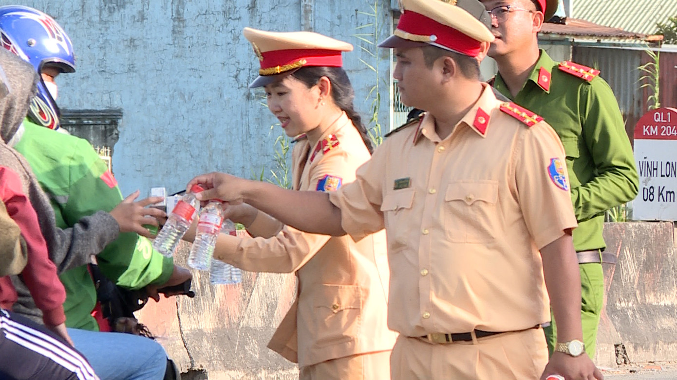 Chi đoàn, Công đoàn và Hội Phụ nữ cơ sở CSGT, Công an tỉnh Vĩnh Long đã gửi tặng 4.000 chai nước suối và 500 hộp sữa đến người dân đi đường.