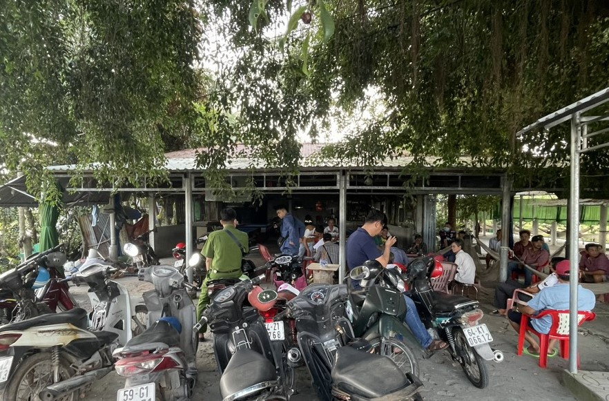 Nhóm đối tượng đánh bạc bị công an bắt quả tang tại quán cà phê. Nhóm đối tượng đánh bạc bị công an bắt quả tang tại quán cà phê.