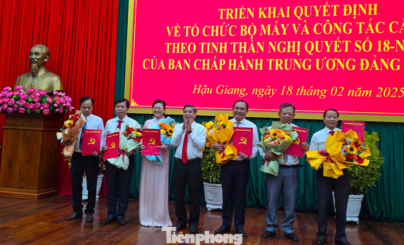Bí thư Tỉnh ủy Hậu Giang trao quyết định cho lãnh đạo Ban Tuyên giáo và Dân vận Tỉnh ủy. Ảnh: CK Bí thư Tỉnh ủy Hậu Giang trao quyết định cho lãnh đạo Ban Tuyên giáo và Dân vận Tỉnh ủy. Ảnh: CK