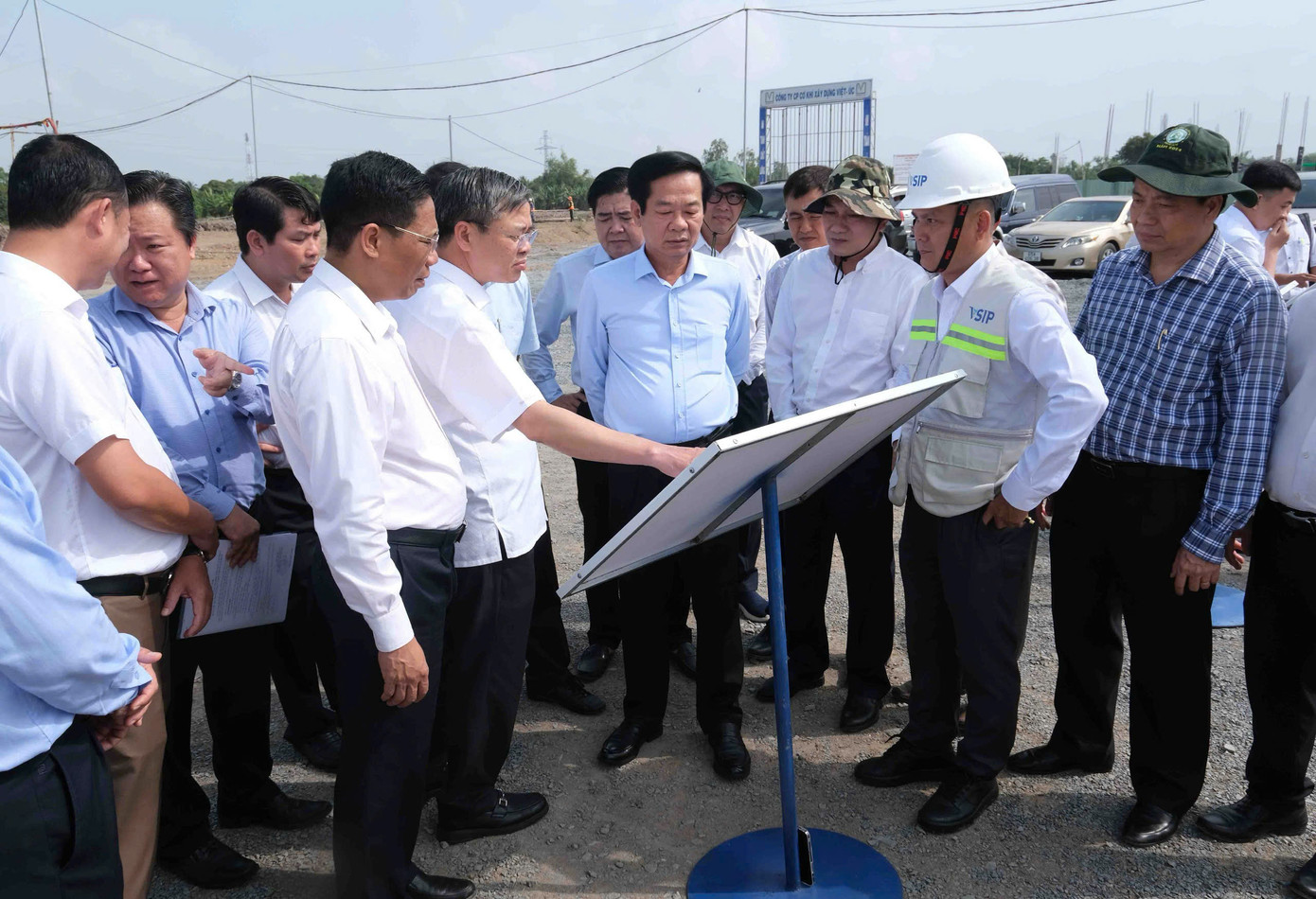 Lãnh đạo TP Cần Thơ vừa có chuyến kiểm tra dự án Khu công nghiệp VSIP đang gặp khó do thiếu cát, chủ đầu tư kiến nghị được dùng cát biển thay cát sông. Lãnh đạo TP Cần Thơ vừa có chuyến kiểm tra dự án Khu công nghiệp VSIP đang gặp khó do thiếu cát, chủ đầu tư kiến nghị được dùng cát biển thay cát sông.