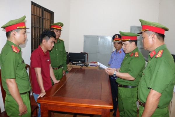 Công an tống đạt các quyết định đối với Nhan Hải Duy (trái) và Nhan Công Trứ. Công an tống đạt các quyết định đối với Nhan Hải Duy (trái) và Nhan Công Trứ.