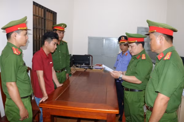 Công an tống đạt các quyết định đối với Nhan Hải Duy (trái) và Nhan Công Trứ. Công an tống đạt các quyết định đối với Nhan Hải Duy (trái) và Nhan Công Trứ.