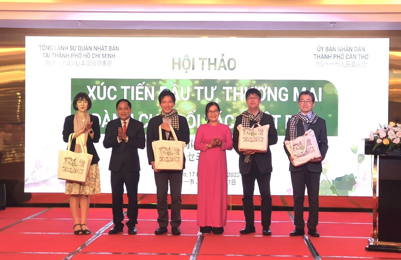 Lãnh đạo UBND thành phố Cần Thơ trao quà lưu niệm cho đại biểu Nhật Bản.